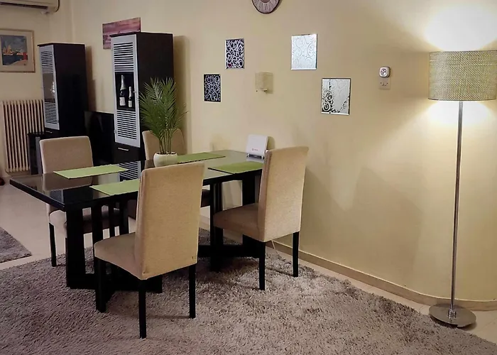 Next To The Apartment. Apartamento Calamata